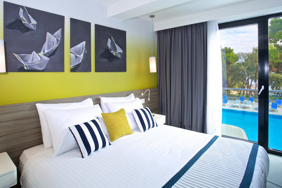Park_Plaza_Arena_Standard_room_pool_view