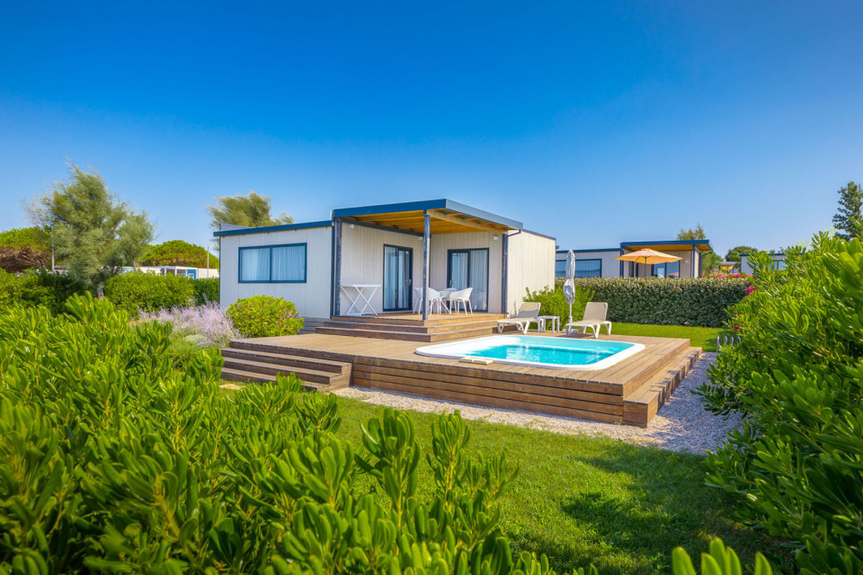 Arena Grand Kažela Camping Homes_Deluxe Camping Villa first row to the sea